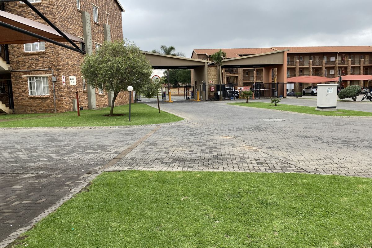 2 Bedroom Apartment in Comet - Photo 3