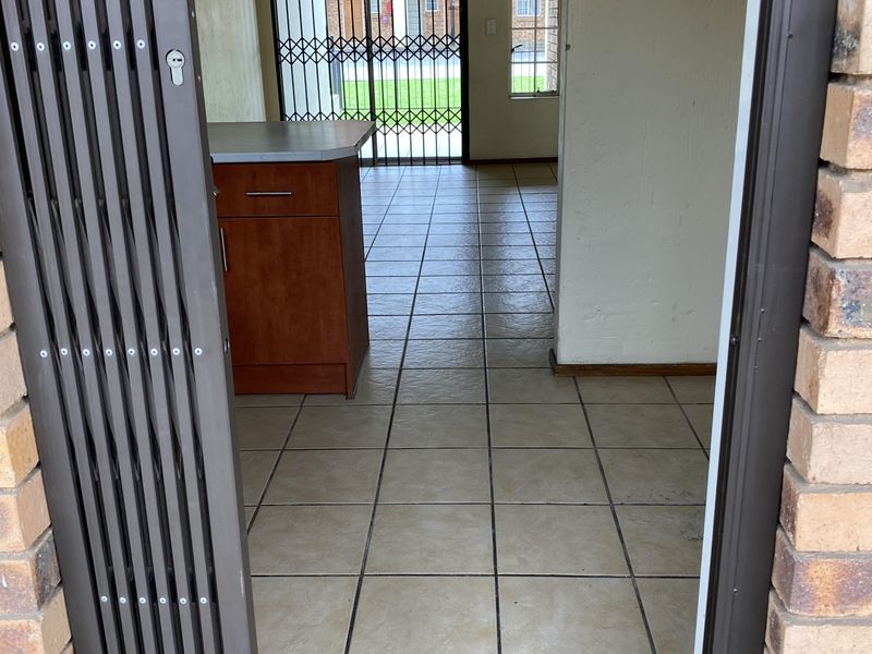 2 Bedroom Apartment in Comet - Photo 8