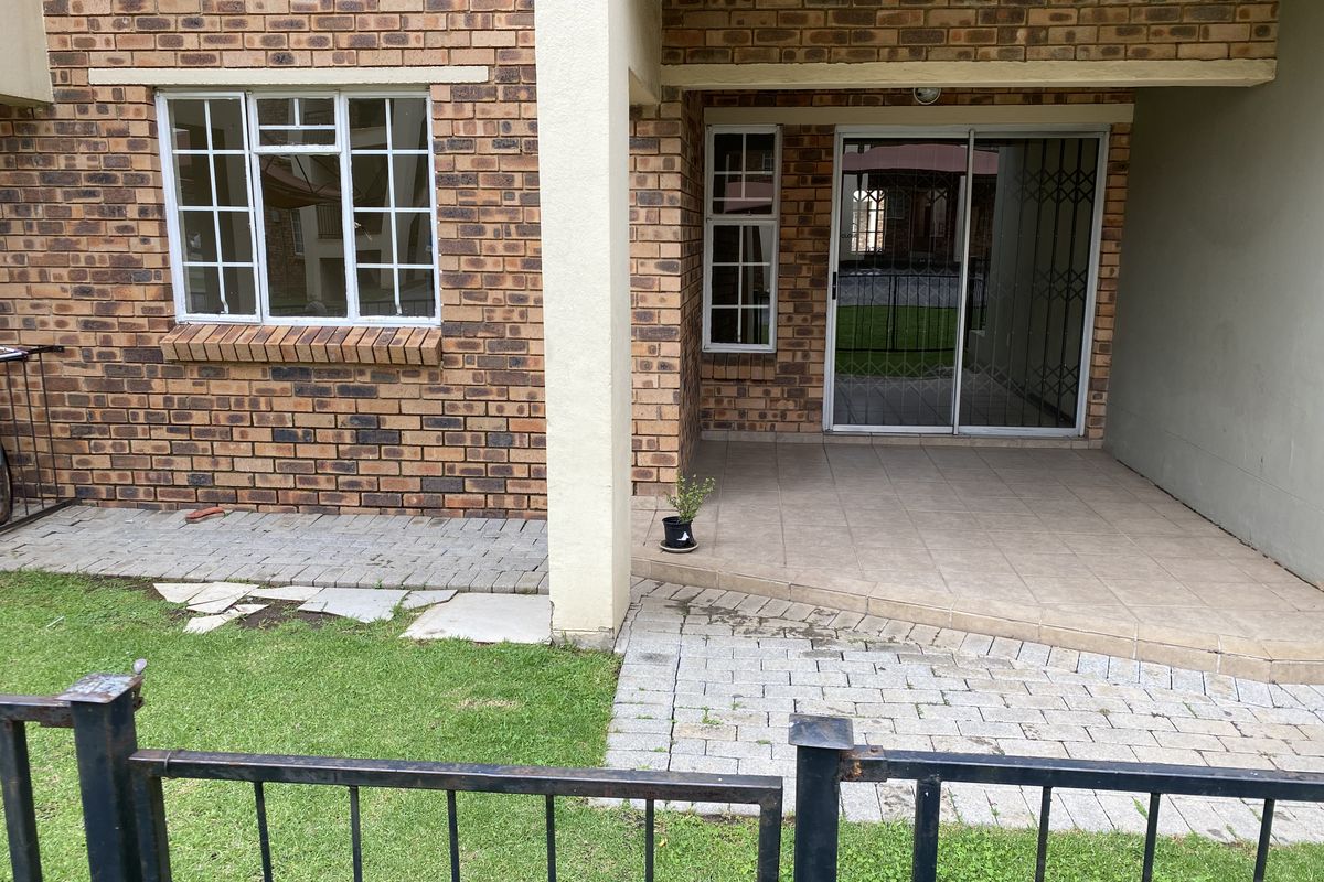 2 Bedroom Apartment in Comet - Photo 2