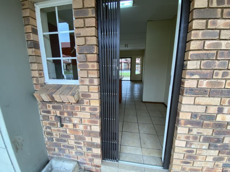 2 Bedroom Apartment in Comet - Photo 4