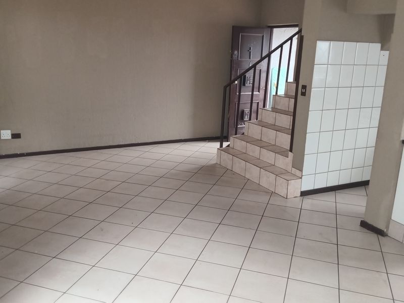 This lovely duplex offers comfortable and modern living. - Photo 8