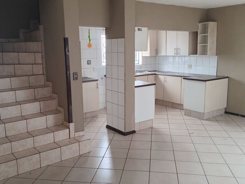 This lovely duplex offers comfortable and modern living. - Photo 6