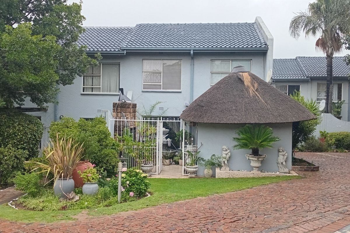 This lovely duplex offers comfortable and modern living. - Photo 2