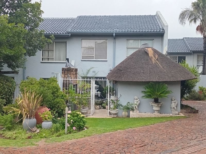 This lovely duplex offers comfortable and modern living. - Photo 2