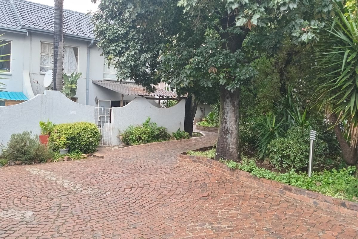 This lovely duplex offers comfortable and modern living. - Photo 4