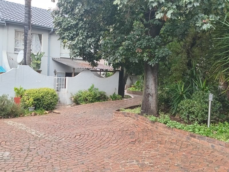 This lovely duplex offers comfortable and modern living. - Photo 4