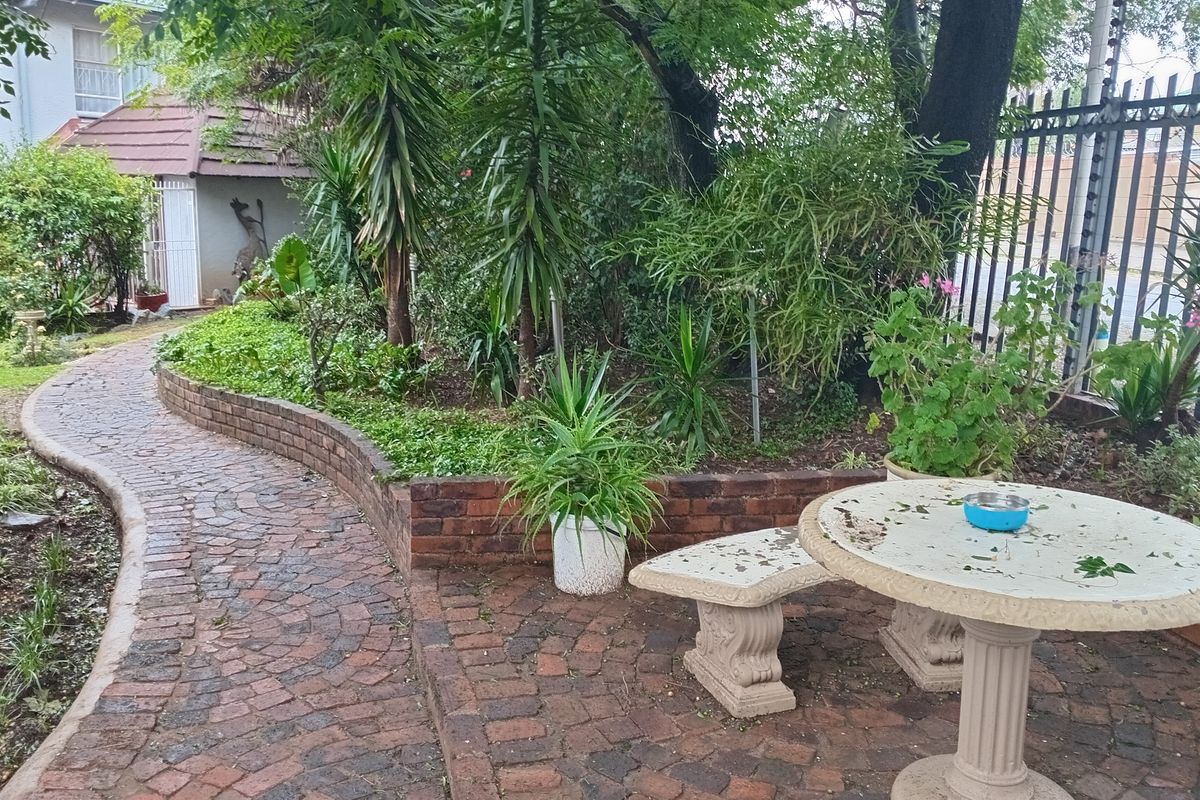 This lovely duplex offers comfortable and modern living. - Photo 3