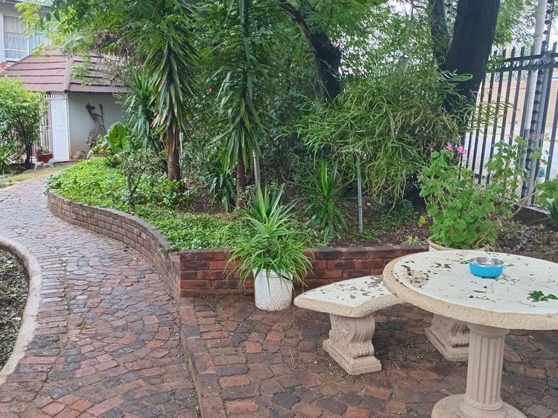 This lovely duplex offers comfortable and modern living. - Photo 3