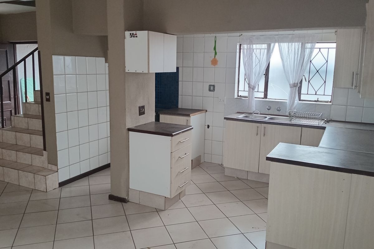 This lovely duplex offers comfortable and modern living. - Photo 5