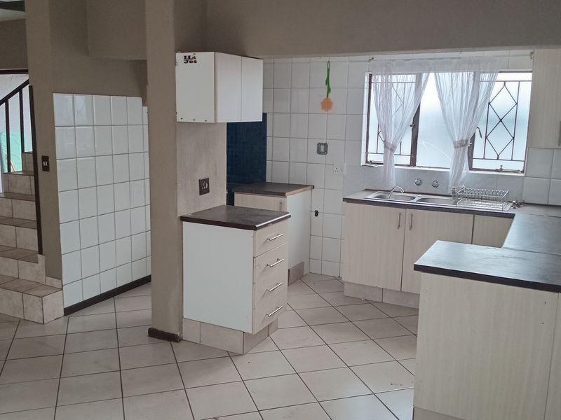 This lovely duplex offers comfortable and modern living. - Photo 5