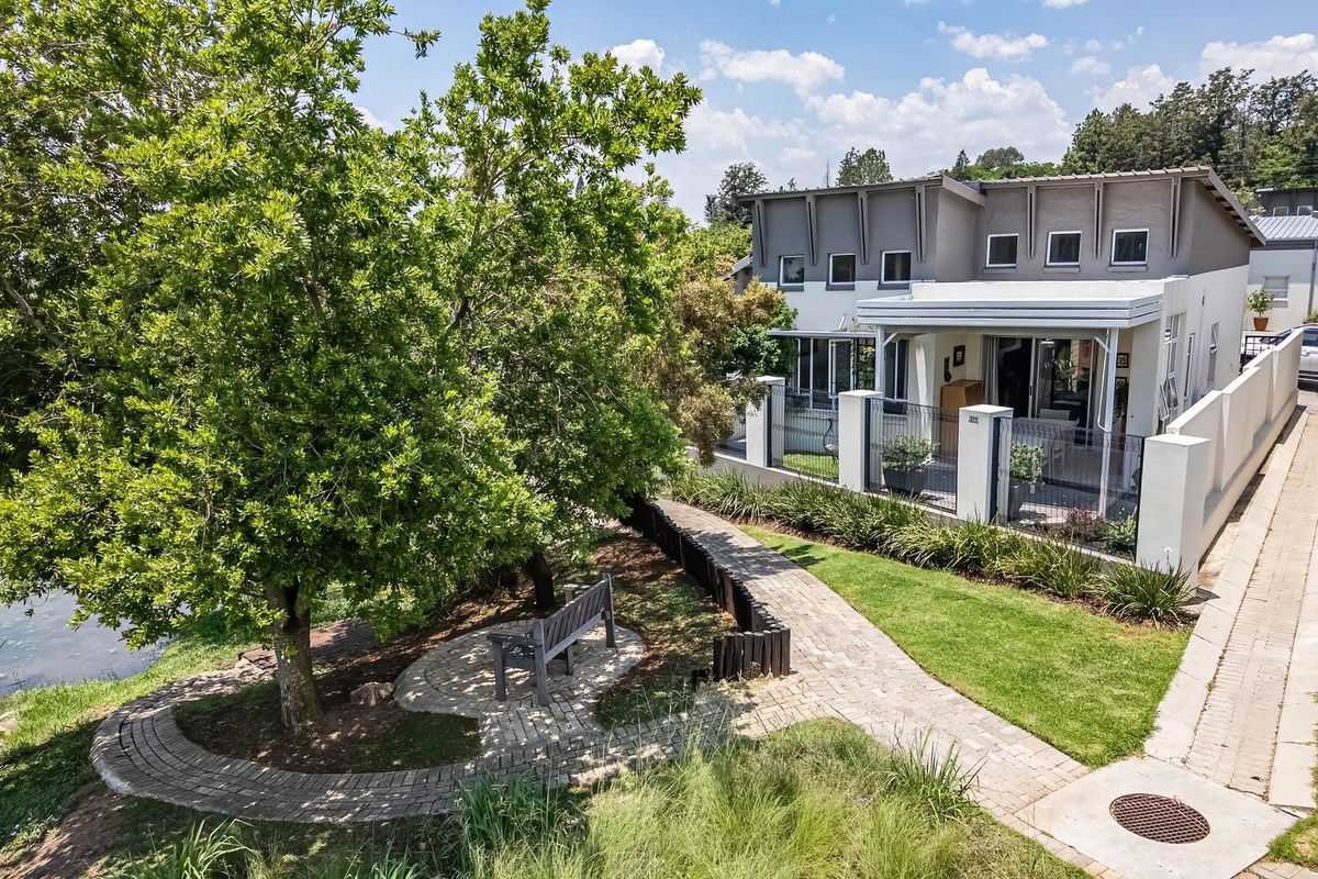 2 Bedroom Townhouse in Upmarket Retirement Village - Photo 2