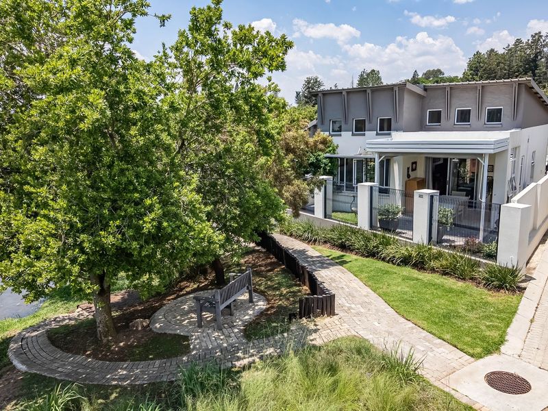 2 Bedroom Townhouse in Upmarket Retirement Village - Photo 2