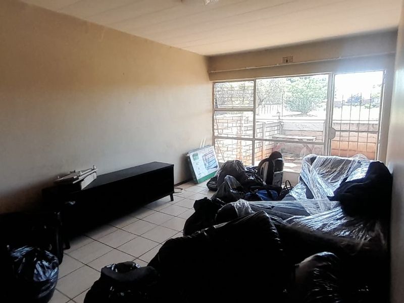 Two-bedroom flat in Meyerton Central - Photo 4