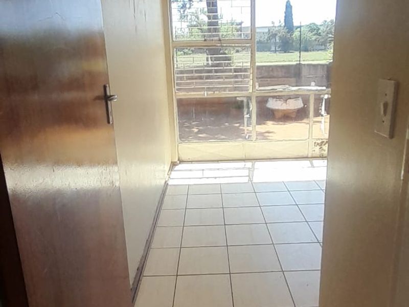 Two-bedroom flat in Meyerton Central - Photo 10