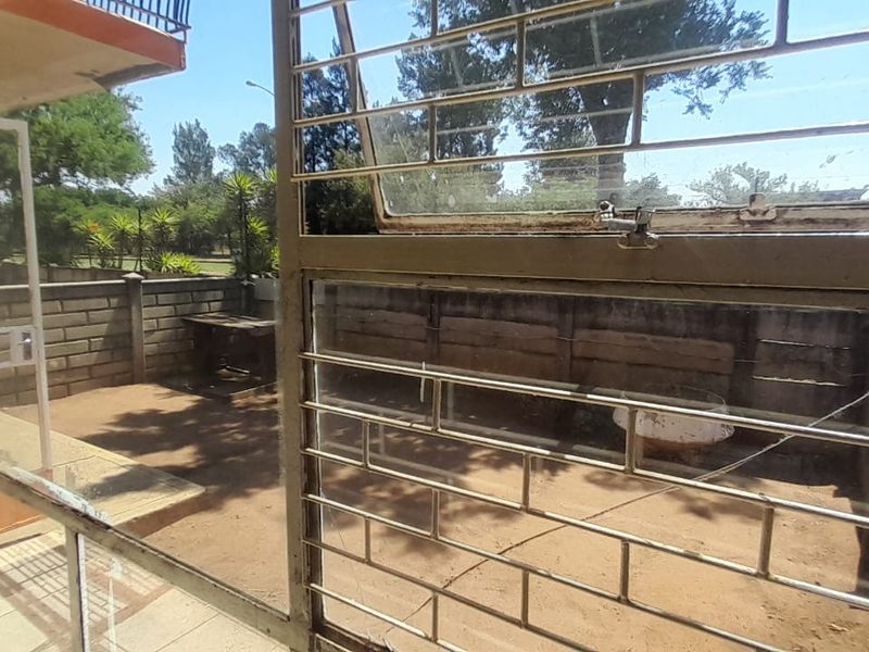 Two-bedroom flat in Meyerton Central - Photo 9