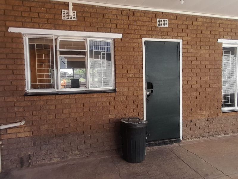 Two-bedroom flat in Meyerton Central - Photo 2