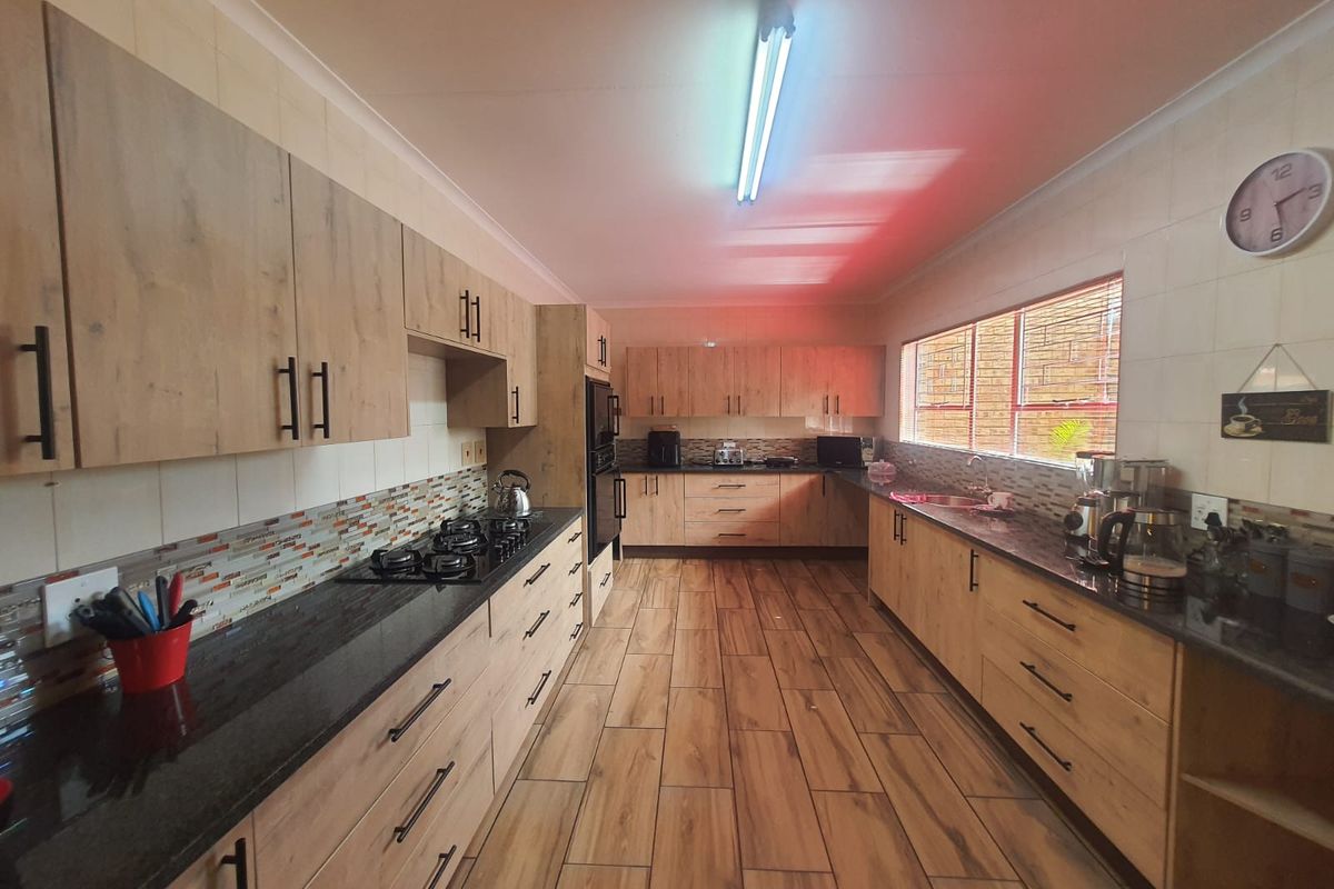 PRIME SPOT Family Home In SE 3 New To The Market - Photo 4