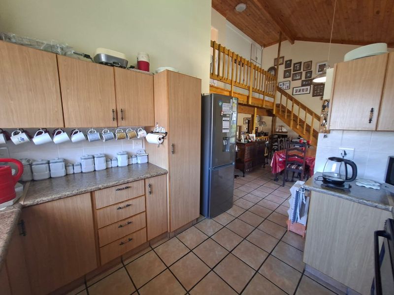 A Warm, Welcoming Home with Exceptional Views in Fraaiuitsig, Klein Brak River - Photo 3