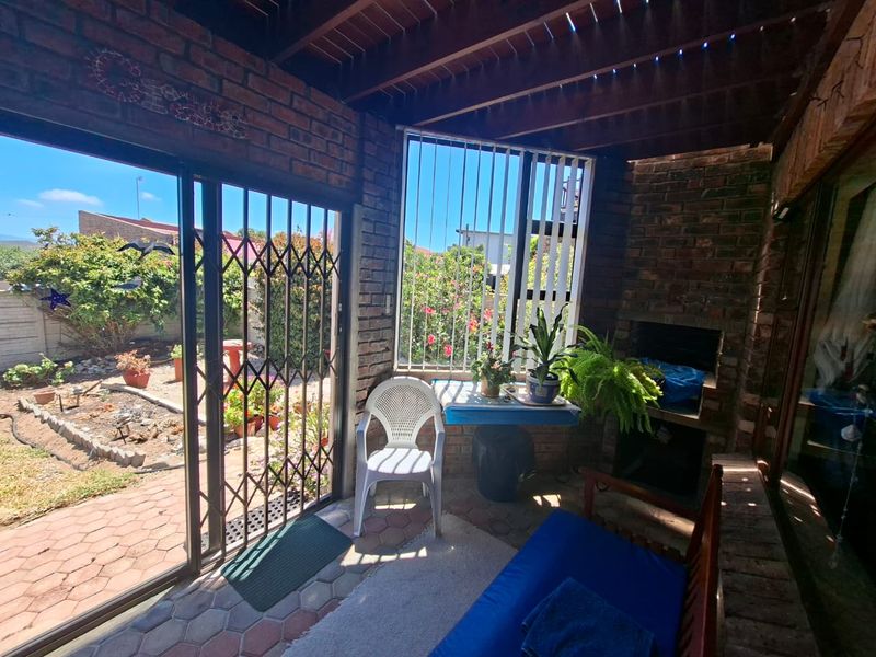 A Warm, Welcoming Home with Exceptional Views in Fraaiuitsig, Klein Brak River - Photo 9