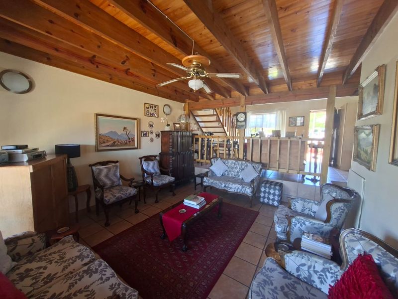 A Warm, Welcoming Home with Exceptional Views in Fraaiuitsig, Klein Brak River - Photo 8