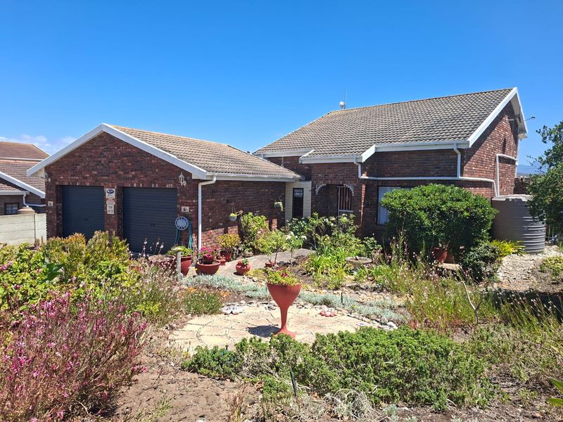 A Warm, Welcoming Home with Exceptional Views in Fraaiuitsig, Klein Brak River - Photo 7