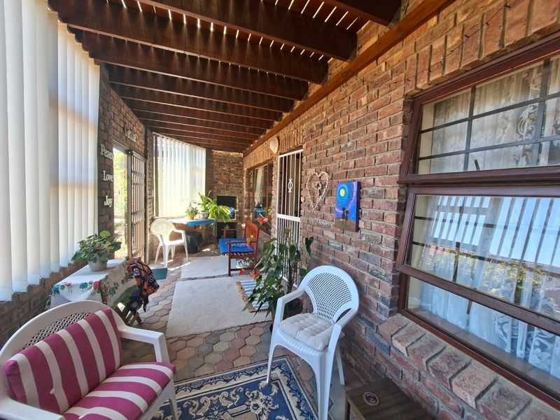 A Warm, Welcoming Home with Exceptional Views in Fraaiuitsig, Klein Brak River - Photo 2