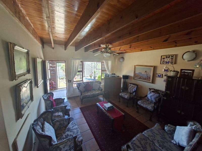 A Warm, Welcoming Home with Exceptional Views in Fraaiuitsig, Klein Brak River - Photo 5