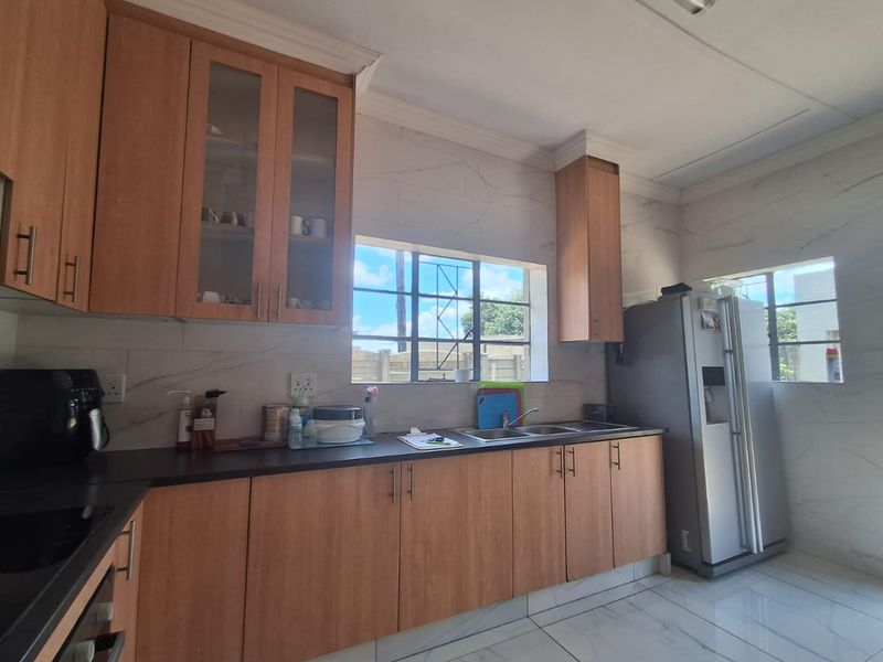 Newly Renovated and in Immaculate condition!! - Photo 6