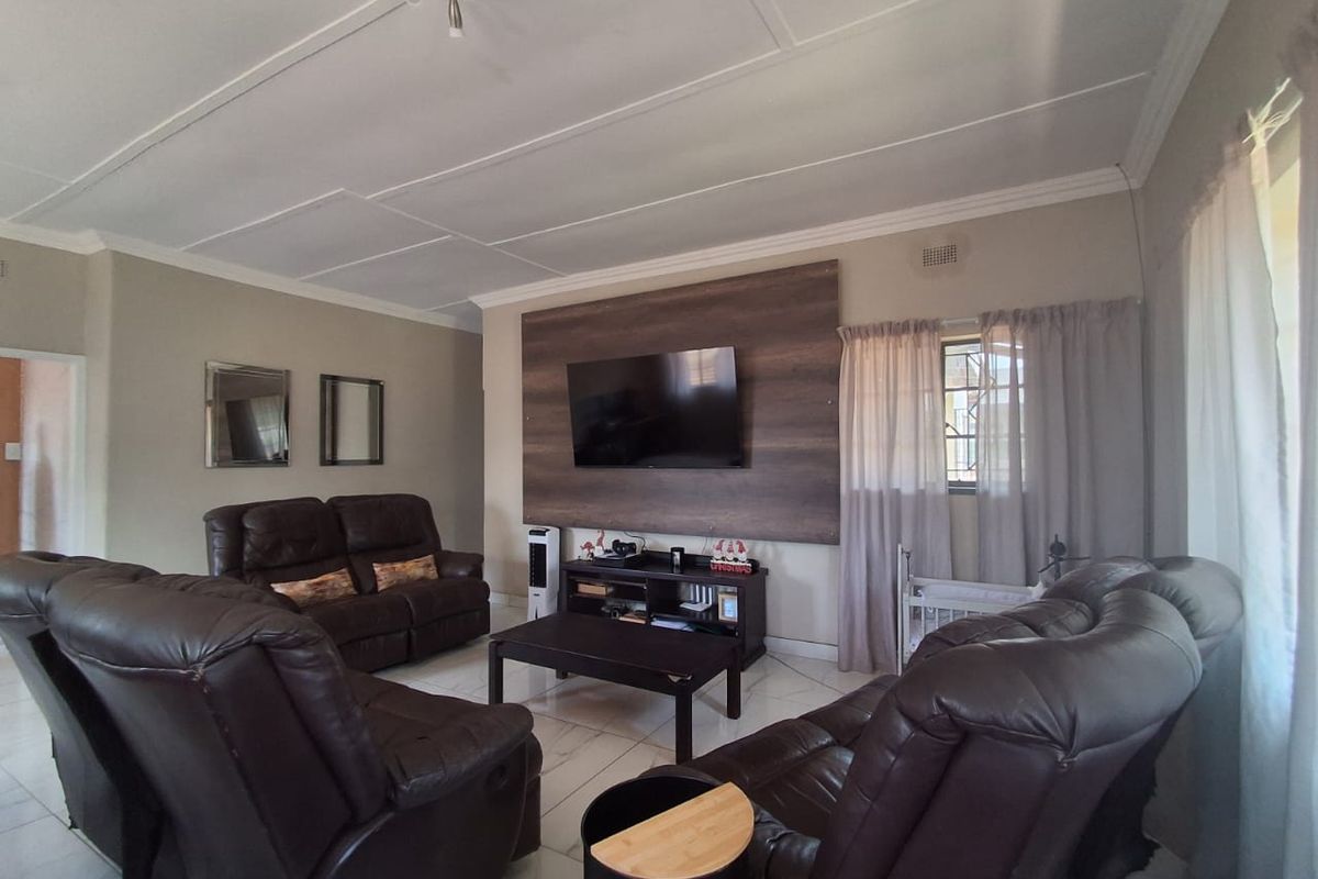 Newly Renovated and in Immaculate condition!! - Photo 3