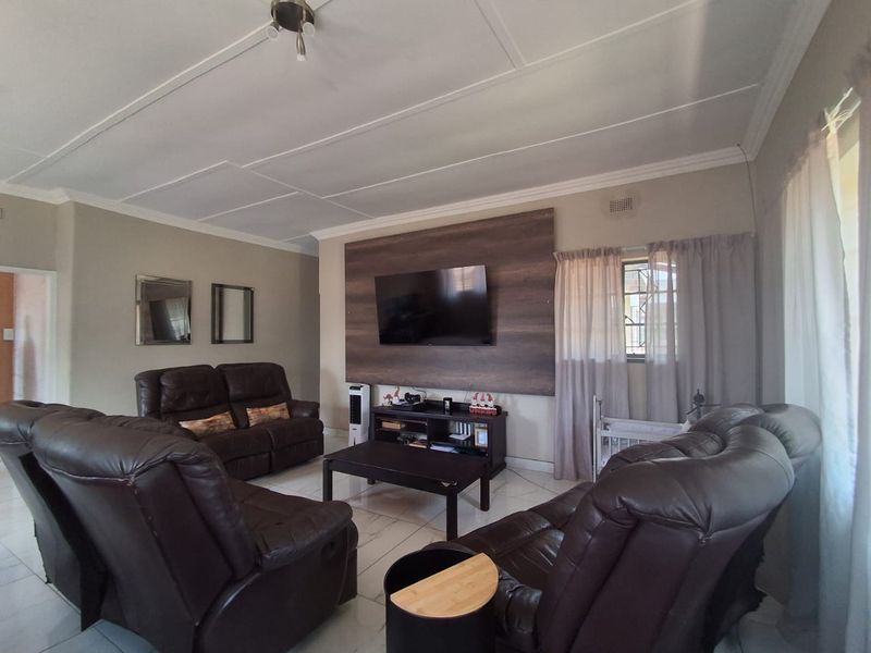 Newly Renovated and in Immaculate condition!! - Photo 3