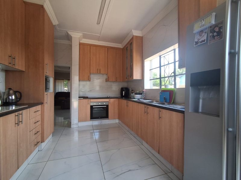 Newly Renovated and in Immaculate condition!! - Photo 5