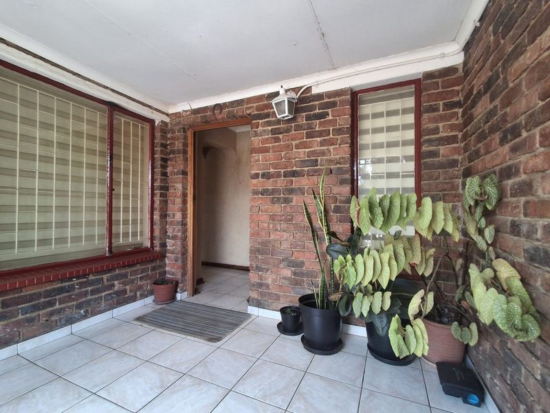Immaculate and well kept 3 bedroom Family Home in Waldrift, Vereeniging. - Photo 3