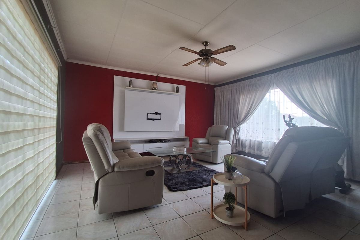 Immaculate and well kept 3 bedroom Family Home in Waldrift, Vereeniging. - Photo 4
