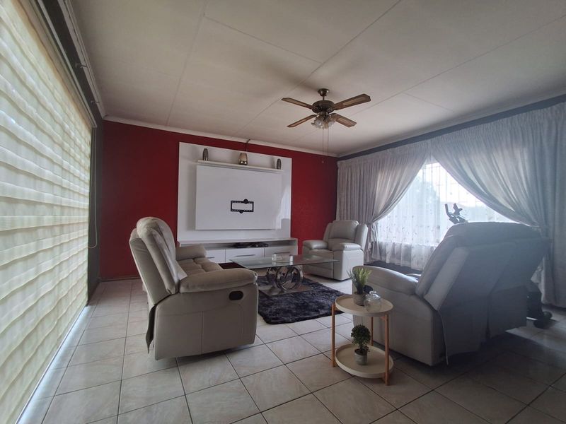 Immaculate and well kept 3 bedroom Family Home in Waldrift, Vereeniging. - Photo 4