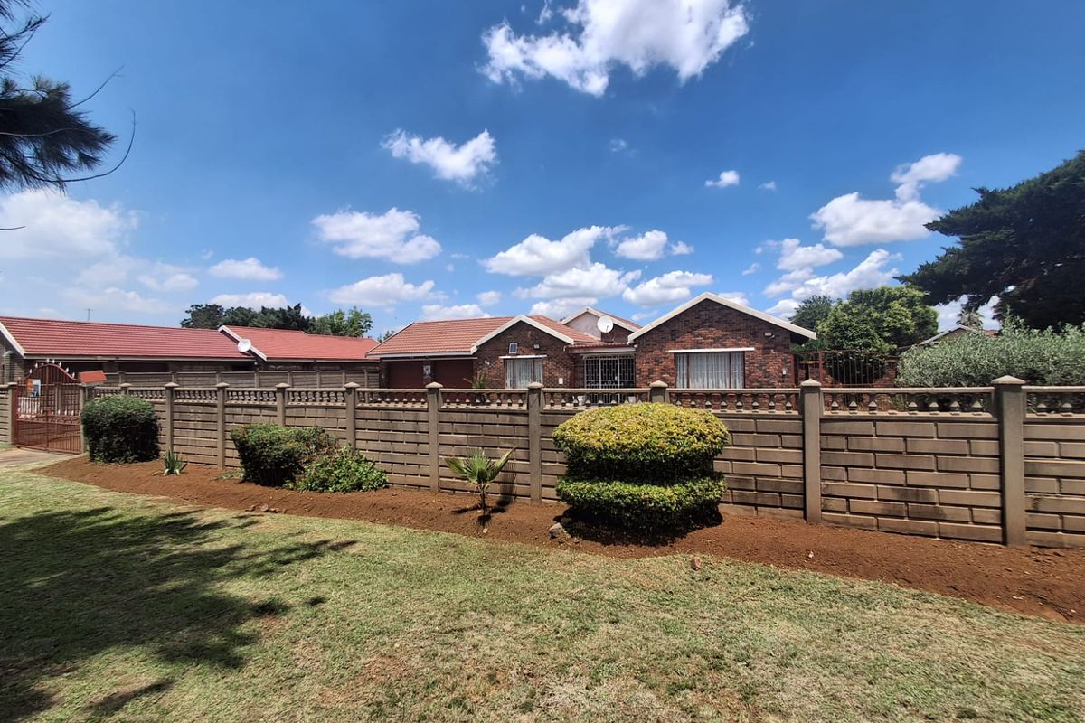 Immaculate and well kept 3 bedroom Family Home in Waldrift, Vereeniging. - Photo 2