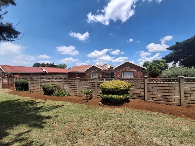 Immaculate and well kept 3 bedroom Family Home in Waldrift, Vereeniging. - Photo 2