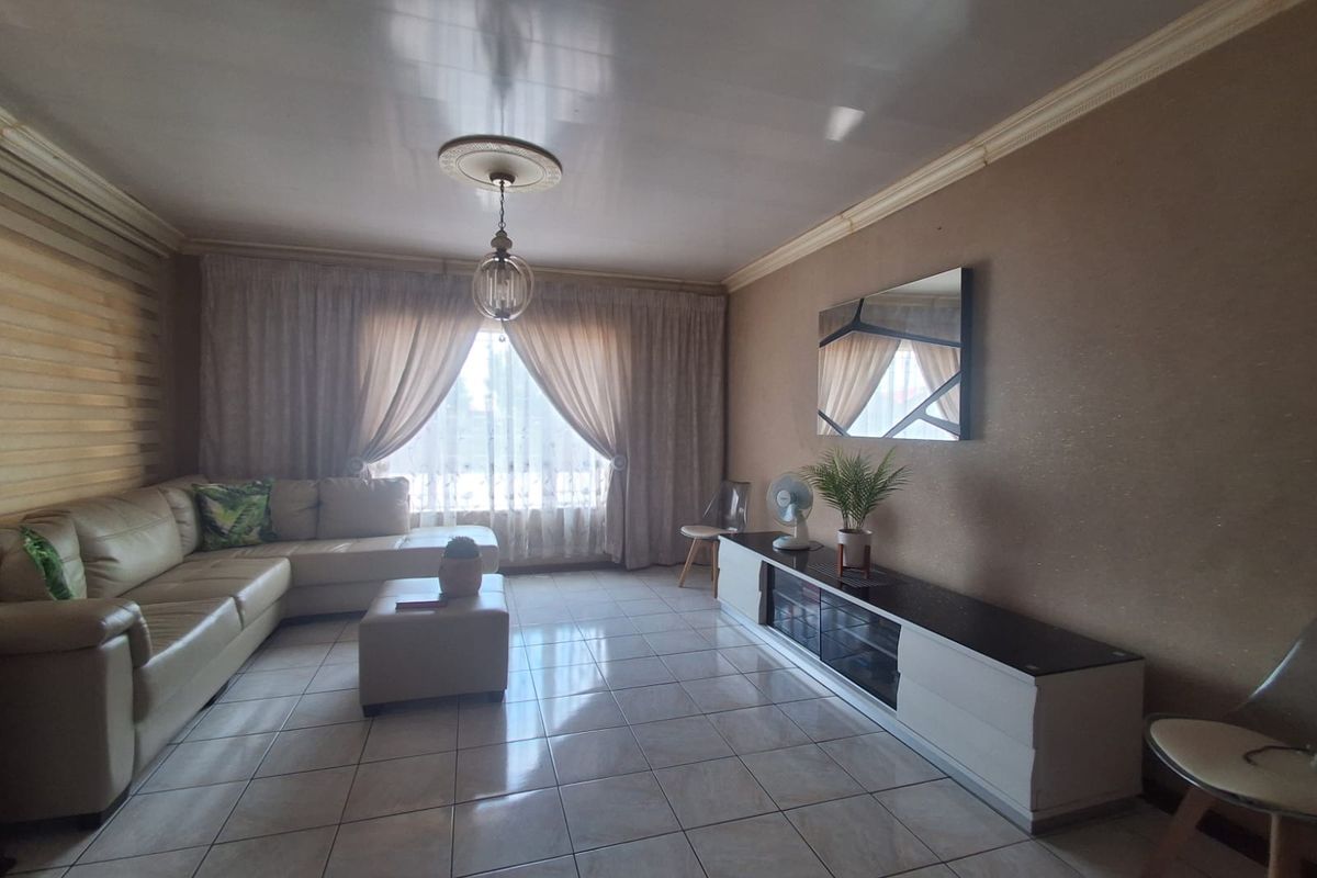 Immaculate and well kept 3 bedroom Family Home in Waldrift, Vereeniging. - Photo 5