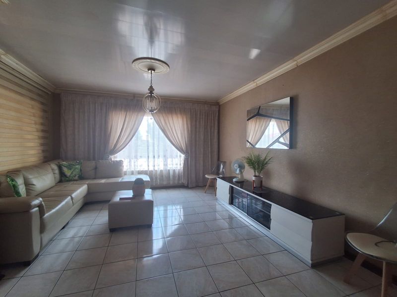 Immaculate and well kept 3 bedroom Family Home in Waldrift, Vereeniging. - Photo 5