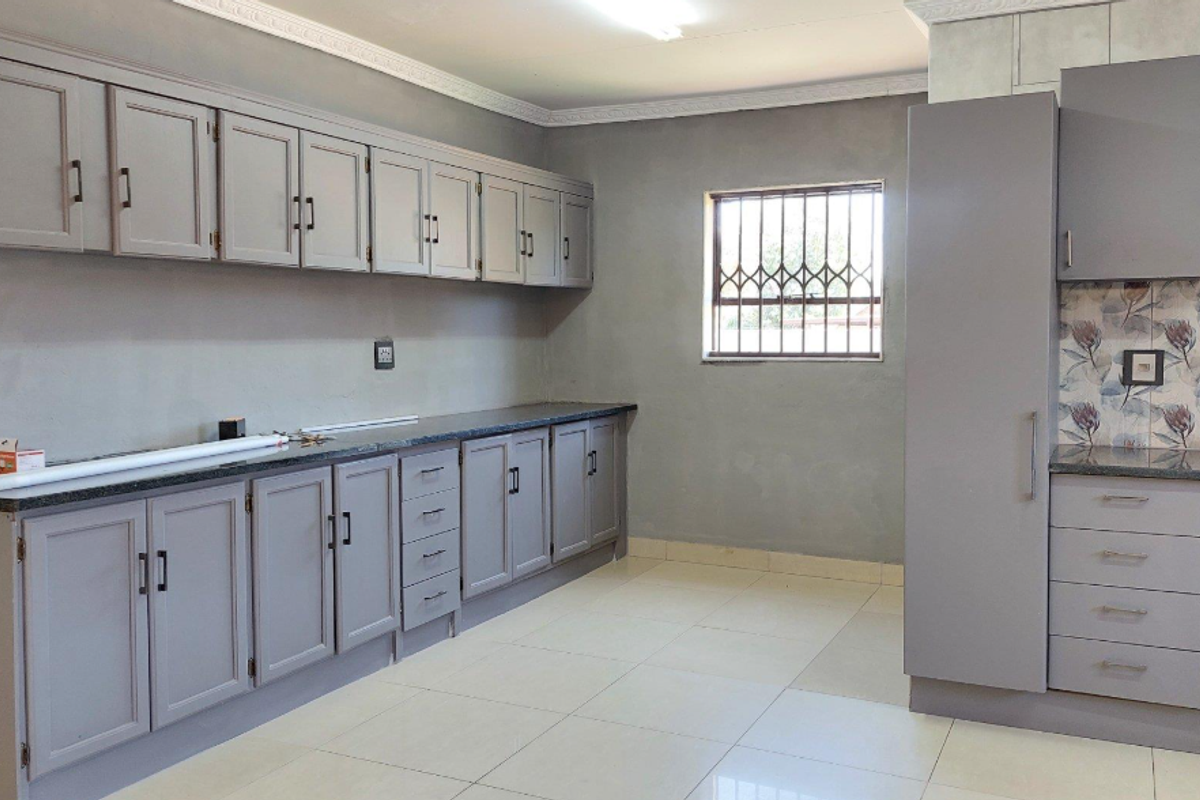 Charming home offers effortless comfort and functionality. - Photo 4