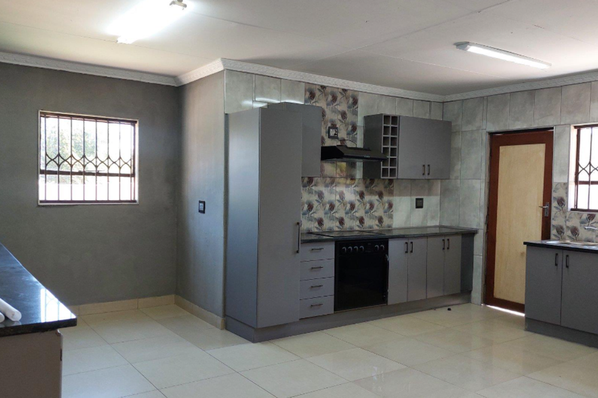 Charming home offers effortless comfort and functionality. - Photo 2