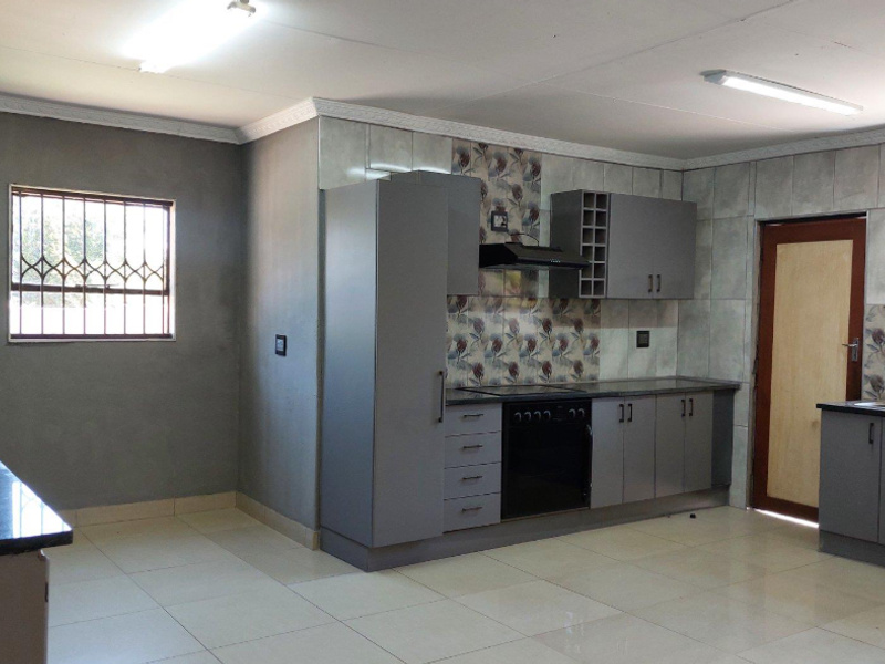 Charming home offers effortless comfort and functionality. - Photo 2