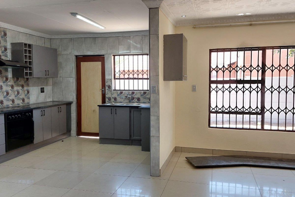 Charming home offers effortless comfort and functionality. - Photo 3