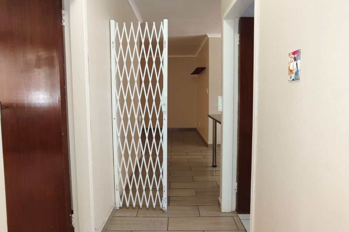Apartment in popular complex located in Sasolburg. - Photo 4