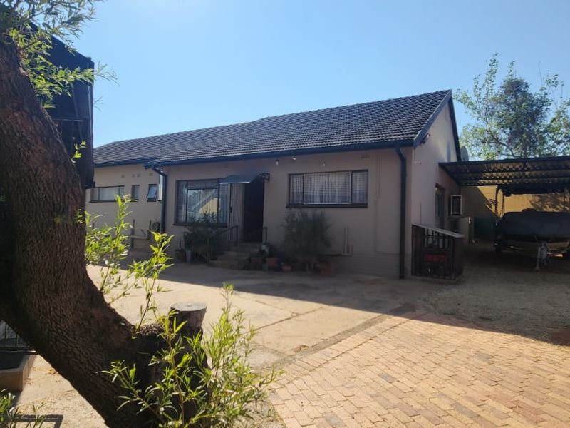 3-Bedroom Family Home with granny flat  for Sale - Photo 10