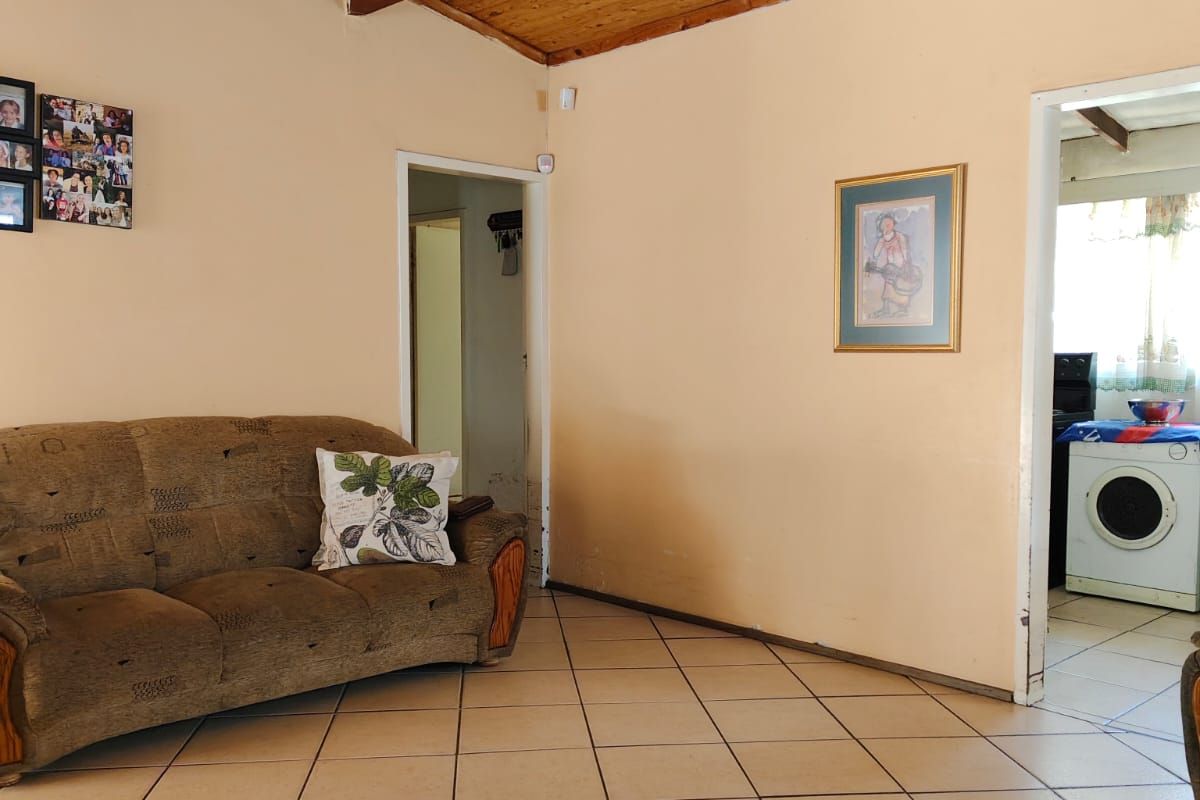 Family home at an absolutely fantastic price!! - Photo 3