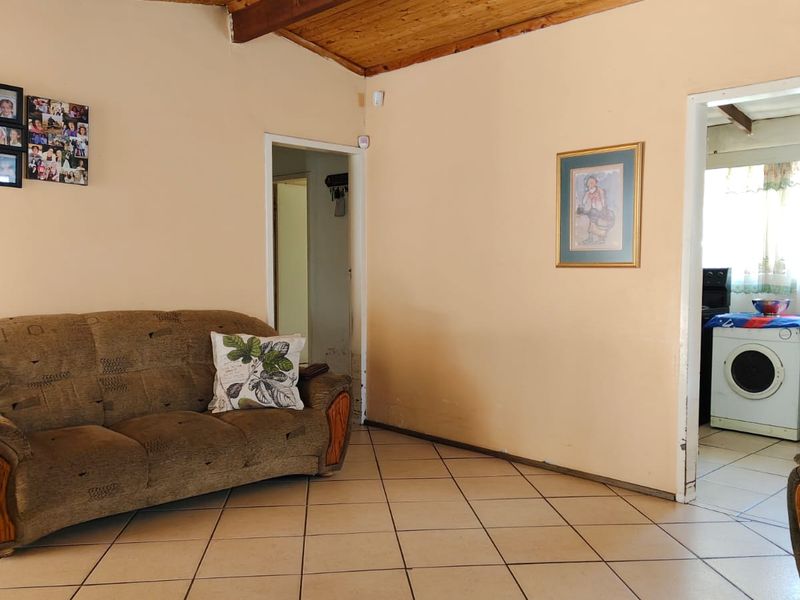 Family home at an absolutely fantastic price!! - Photo 3