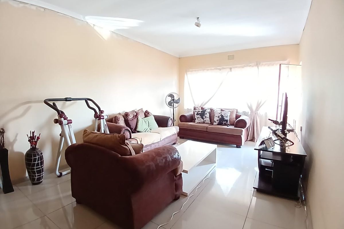 2 Bedroom flat for sale close to shopping centers - Photo 3