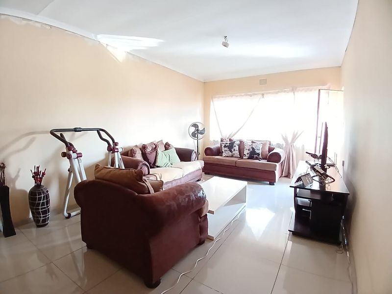 2 Bedroom flat for sale close to shopping centers - Photo 3