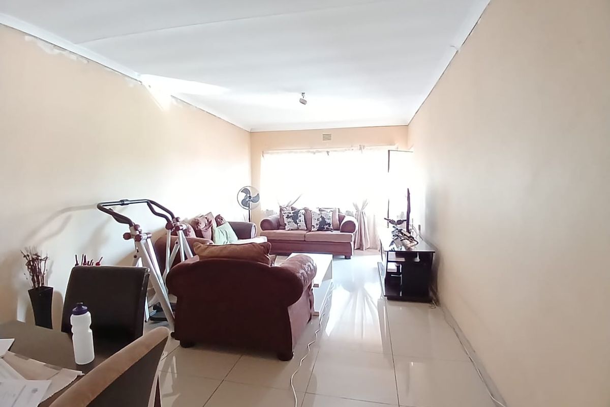 2 Bedroom flat for sale close to shopping centers - Photo 4