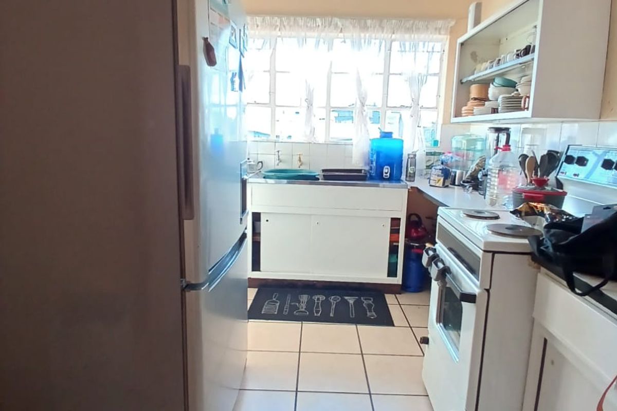 2 Bedroom flat for sale close to shopping centers - Photo 2